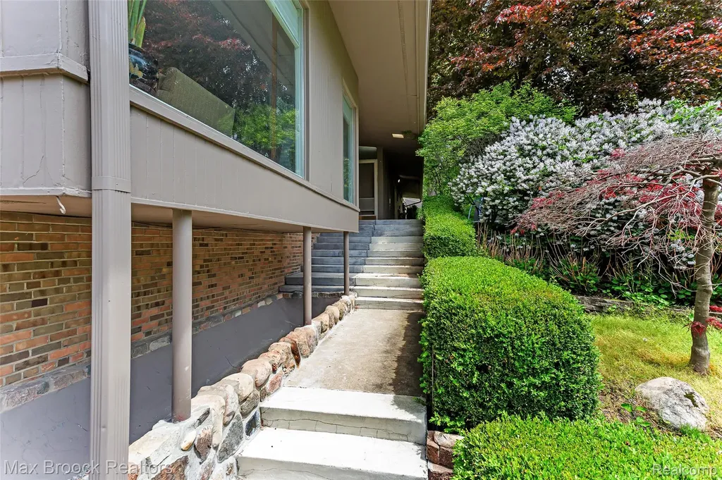 20 Martell Drive Bloomfield Charter Township MI 48304