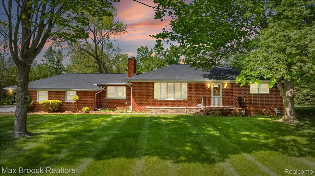 30025 Vernon Drive Southfield City MI 48076