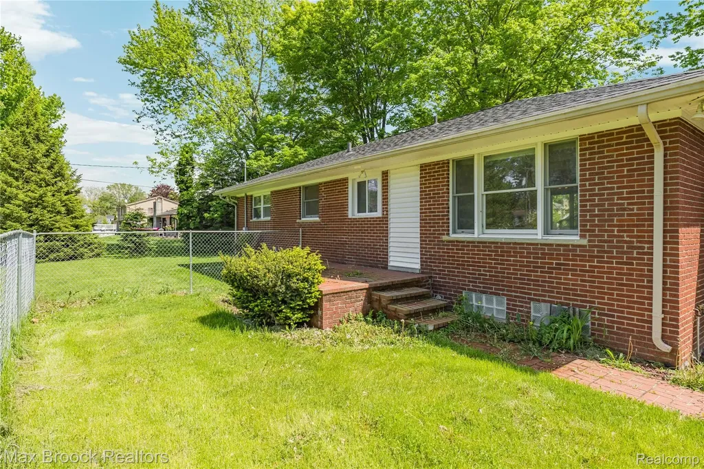 30025 Vernon Drive Southfield City MI 48076