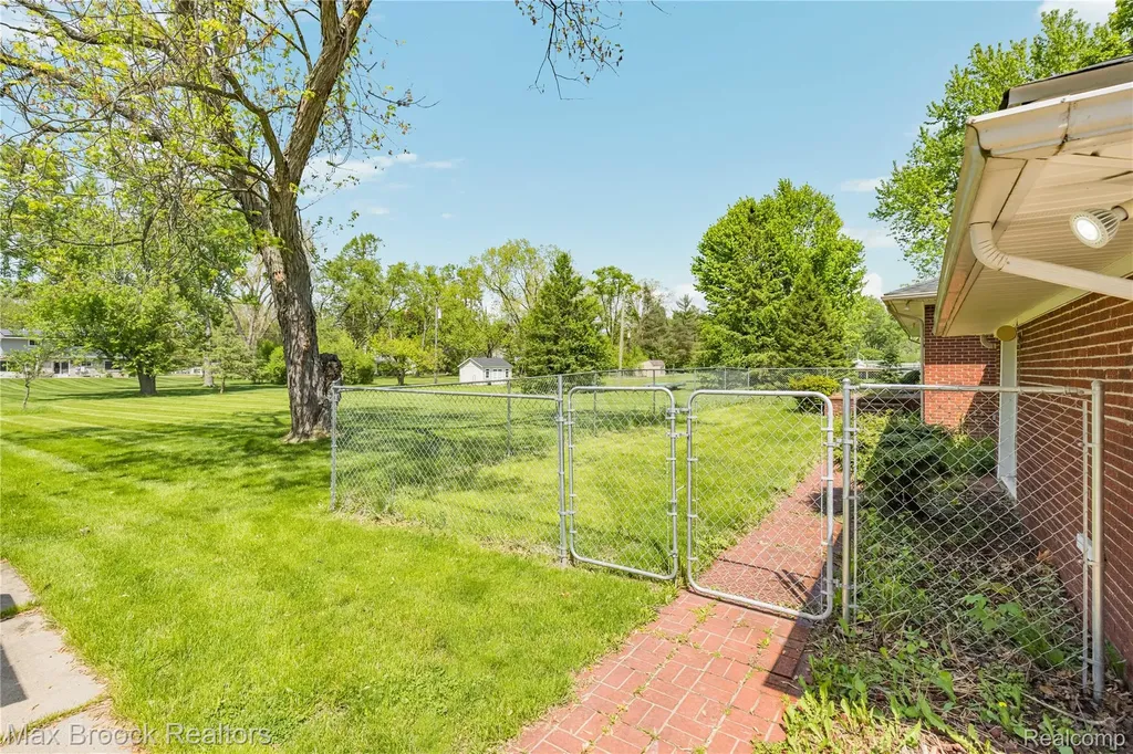 30025 Vernon Drive Southfield City MI 48076