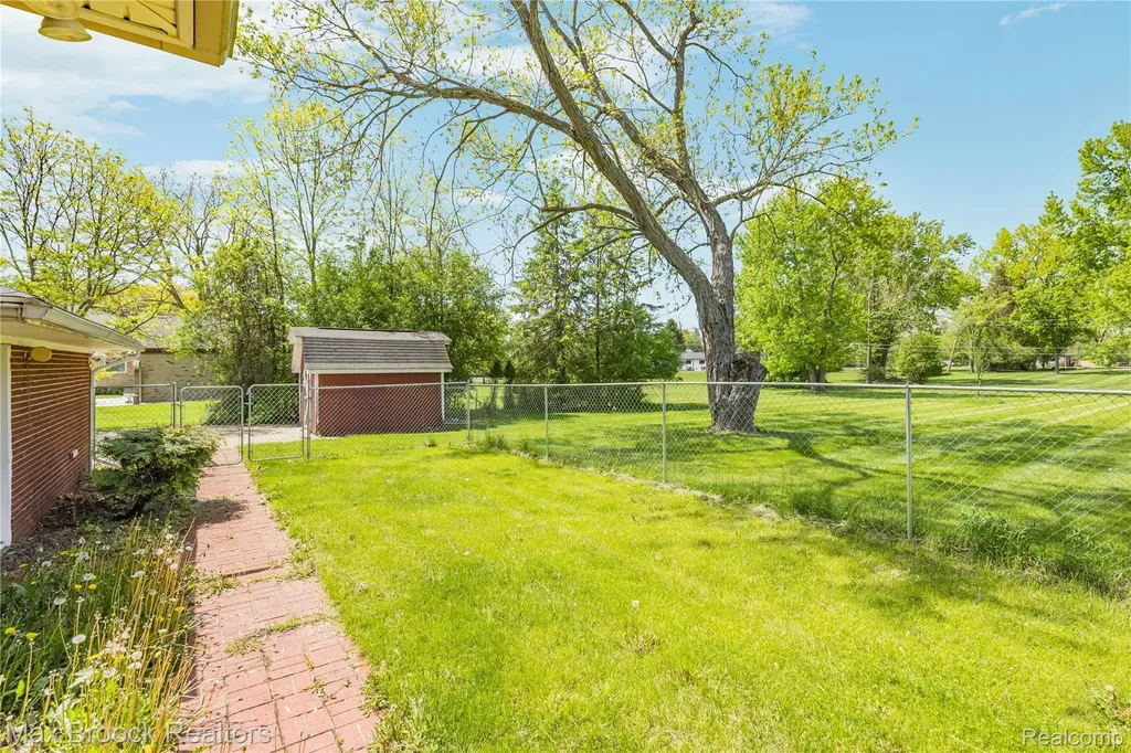30025 Vernon Drive Southfield City MI 48076