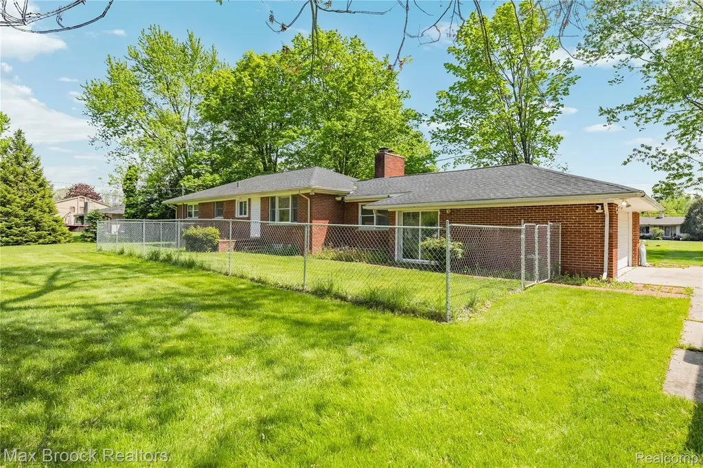 30025 Vernon Drive Southfield City MI 48076