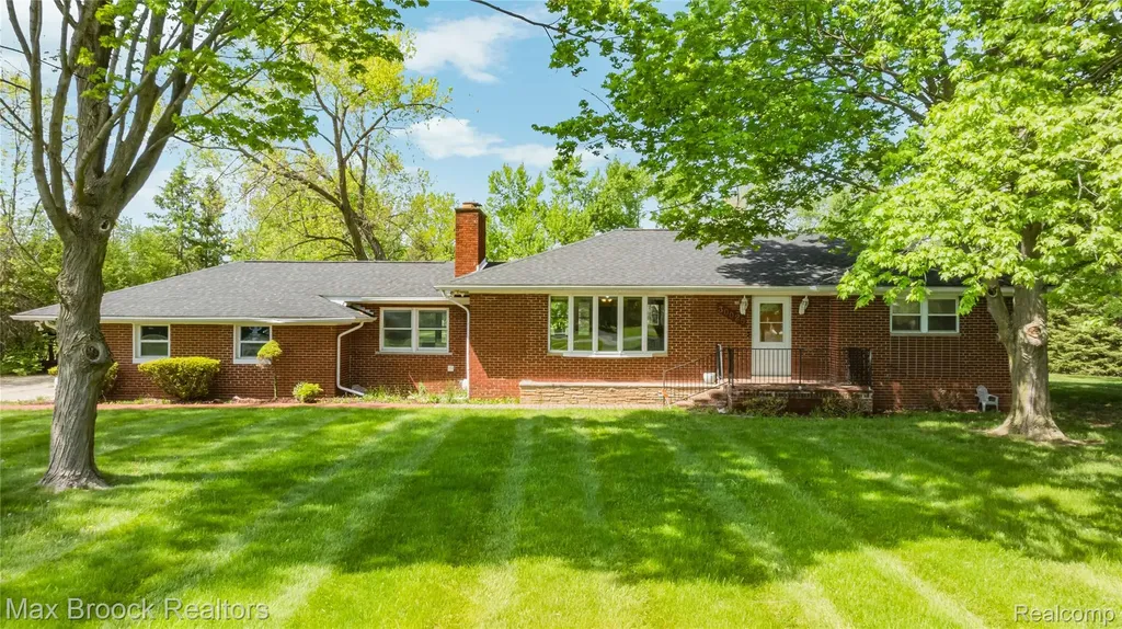 30025 Vernon Drive Southfield City MI 48076