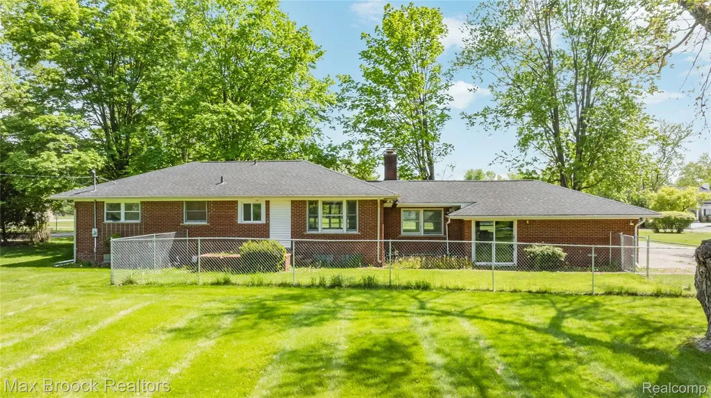 30025 Vernon Drive Southfield City MI 48076