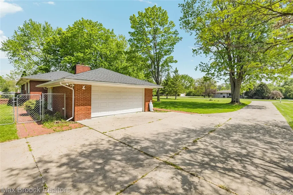 30025 Vernon Drive Southfield City MI 48076