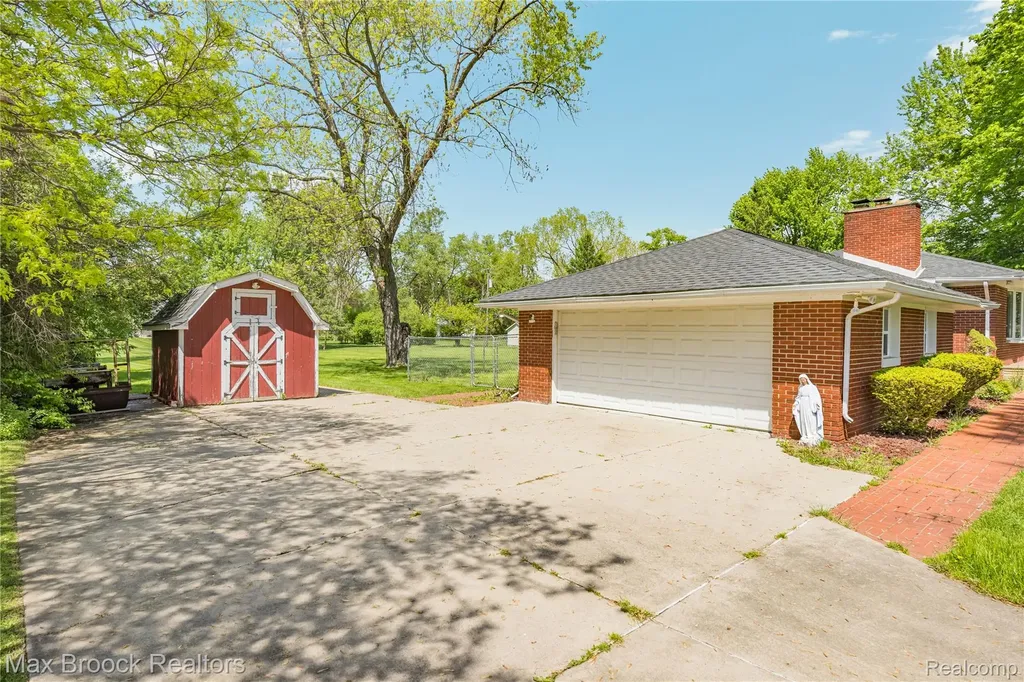30025 Vernon Drive Southfield City MI 48076
