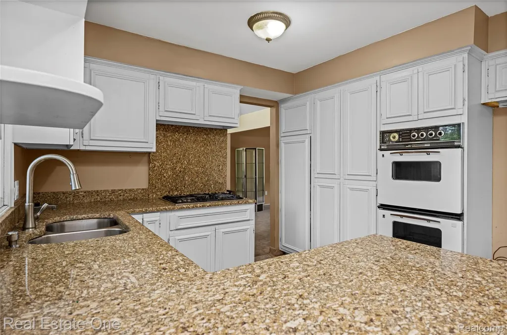 30056 Mayfair Drive Farmington Hills City MI 48331