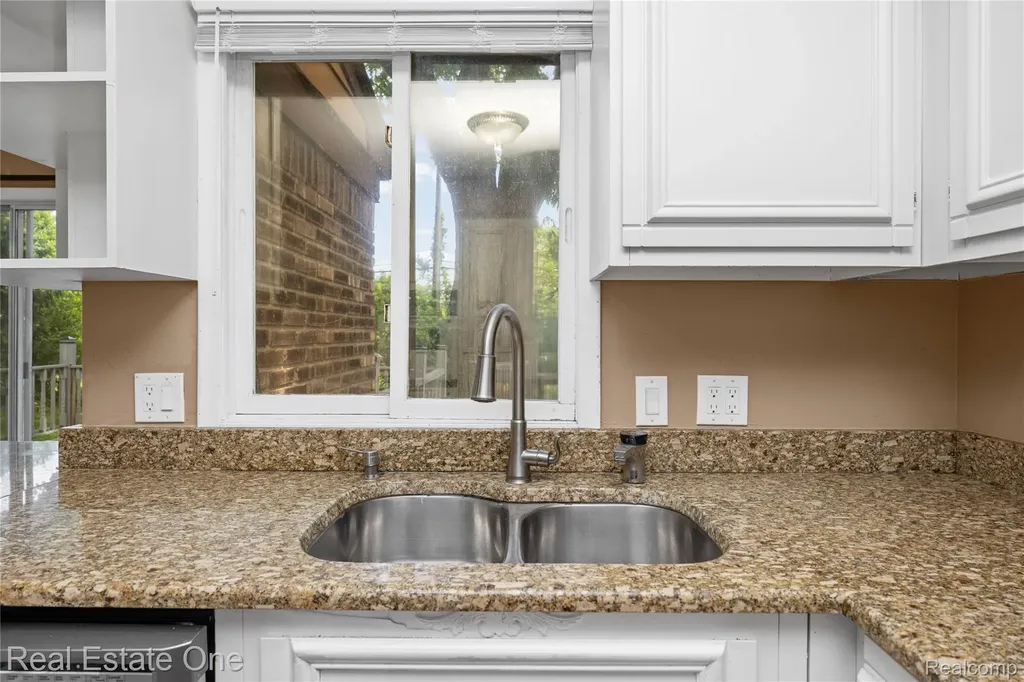 30056 Mayfair Drive Farmington Hills City MI 48331