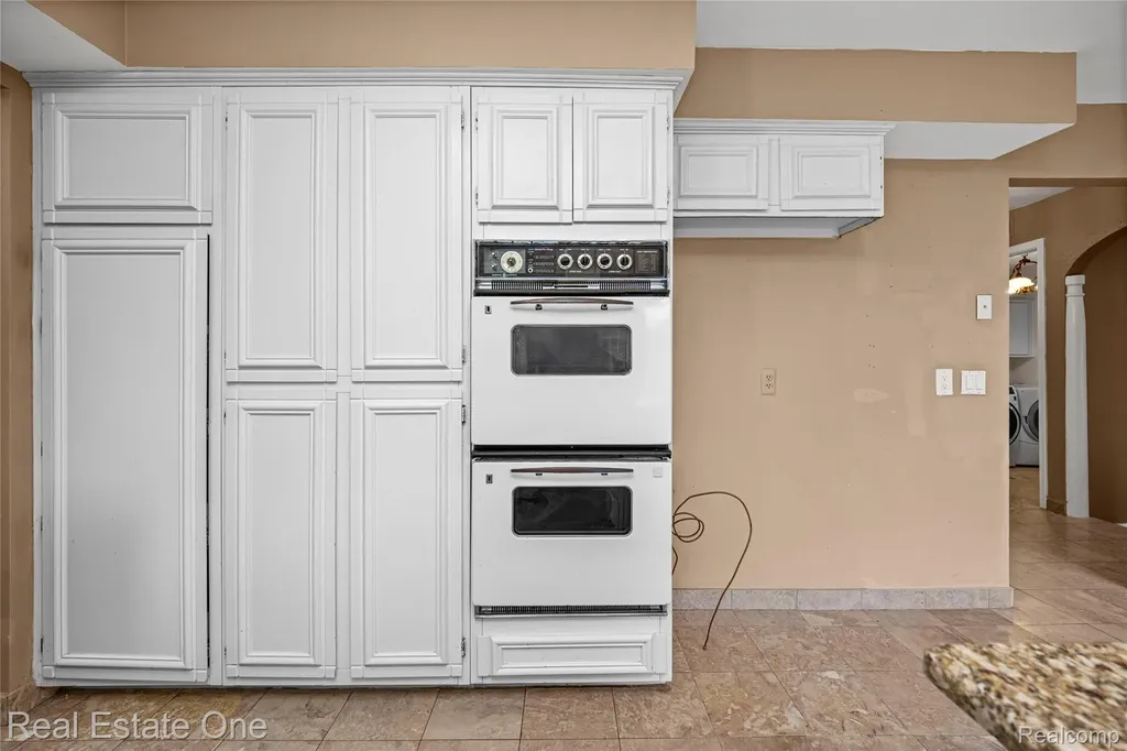 30056 Mayfair Drive Farmington Hills City MI 48331