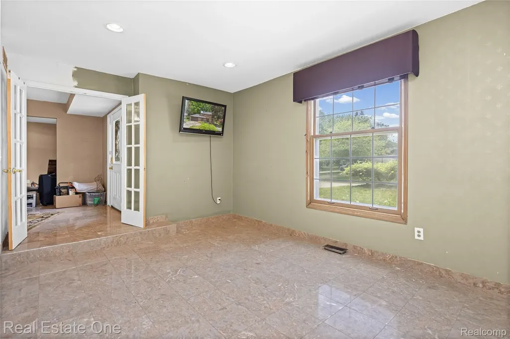 30056 Mayfair Drive Farmington Hills City MI 48331