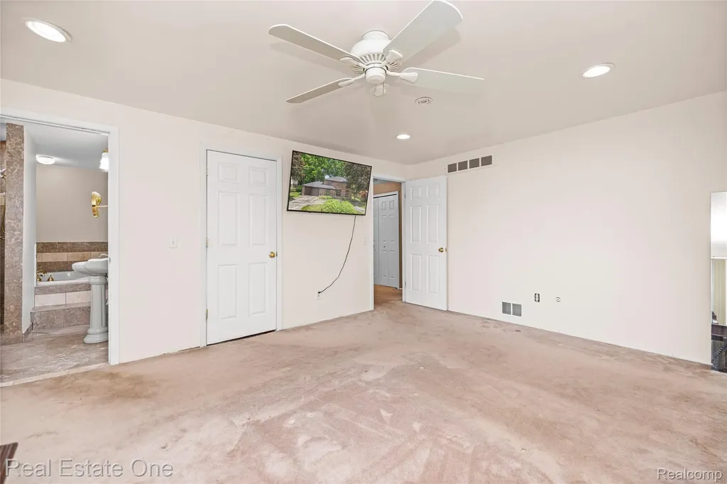 30056 Mayfair Drive Farmington Hills City MI 48331