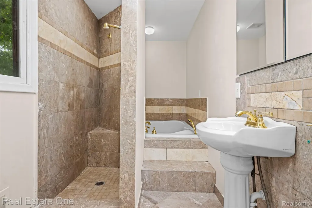 30056 Mayfair Drive Farmington Hills City MI 48331