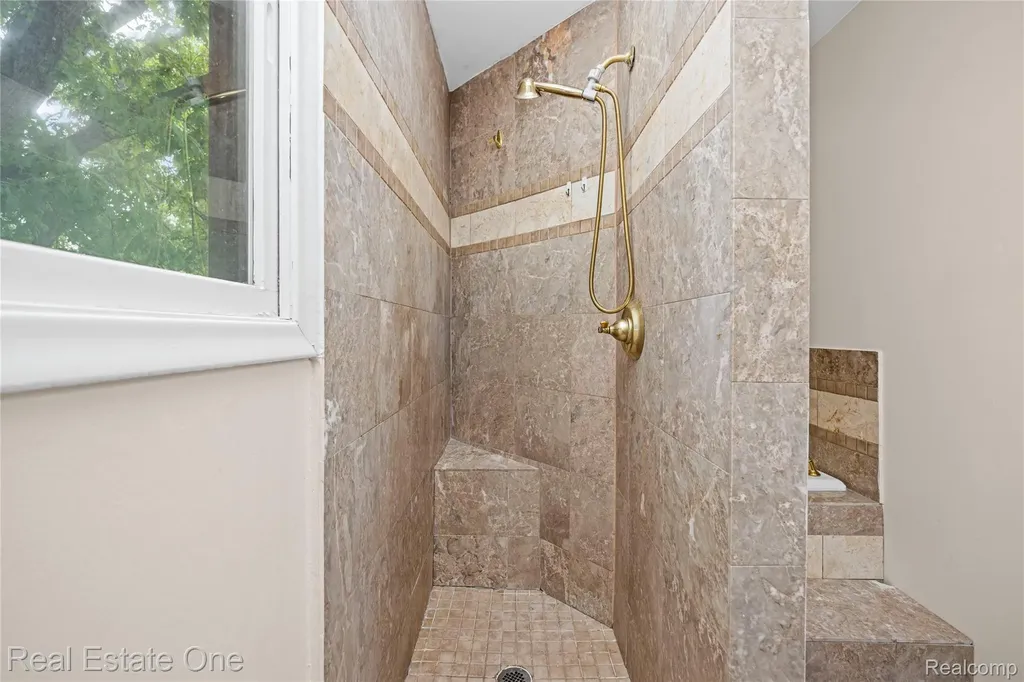 30056 Mayfair Drive Farmington Hills City MI 48331