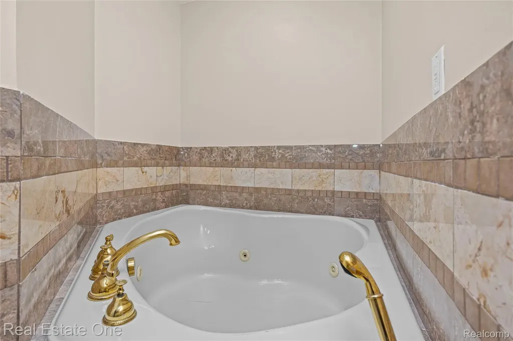 30056 Mayfair Drive Farmington Hills City MI 48331