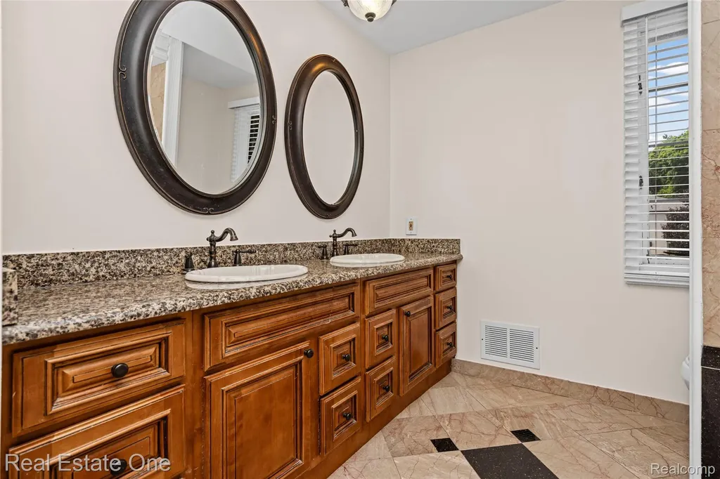 30056 Mayfair Drive Farmington Hills City MI 48331