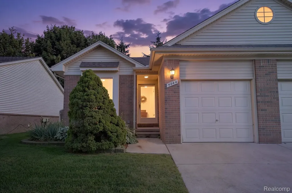 4044 Heatherwood Court Warren City MI 48092