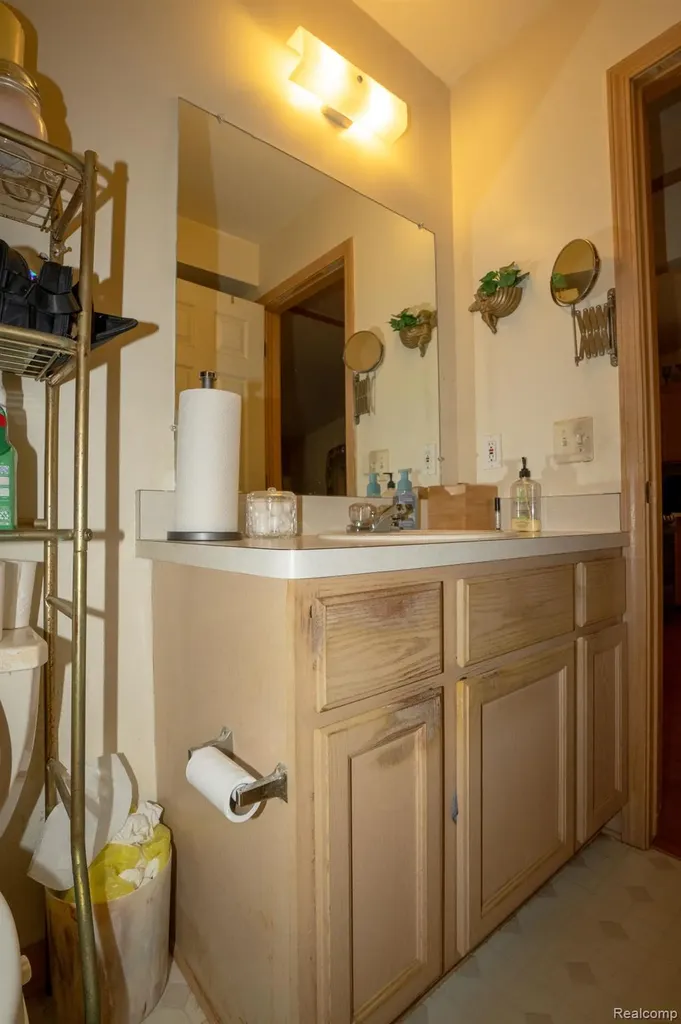 4044 Heatherwood Court Warren City MI 48092