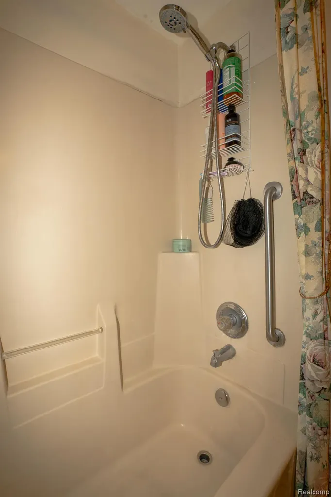 4044 Heatherwood Court Warren City MI 48092