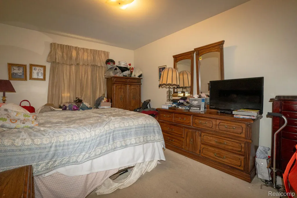 4044 Heatherwood Court Warren City MI 48092