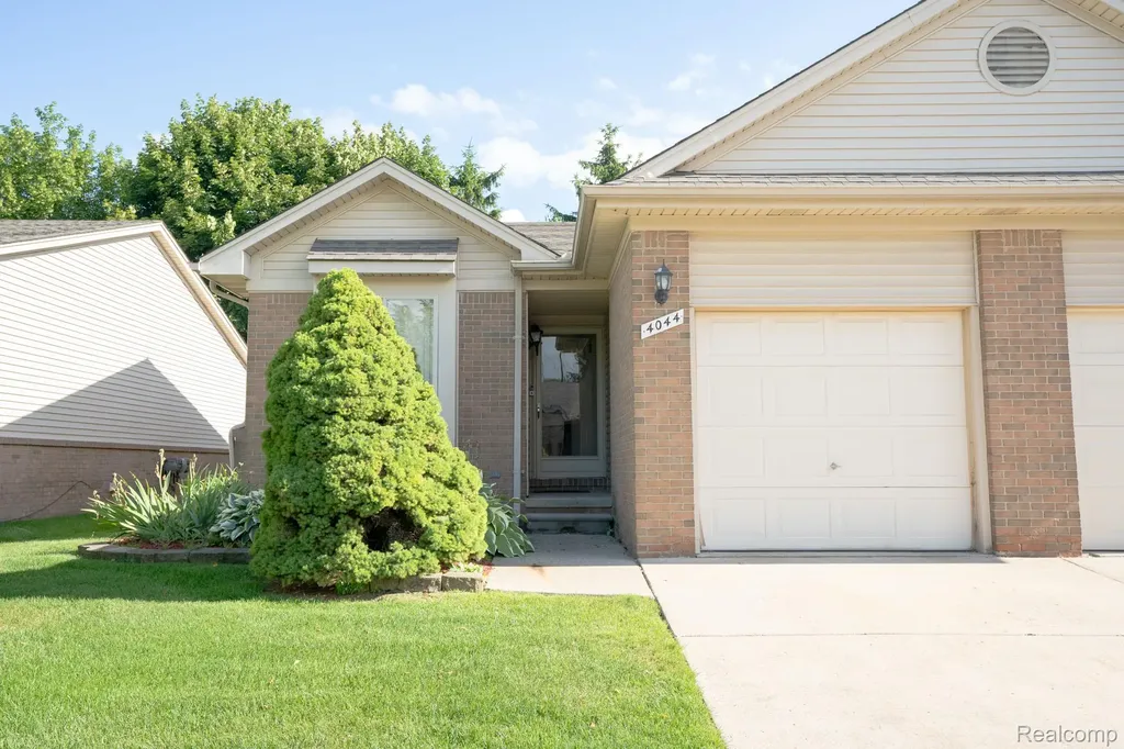 4044 Heatherwood Court Warren City MI 48092