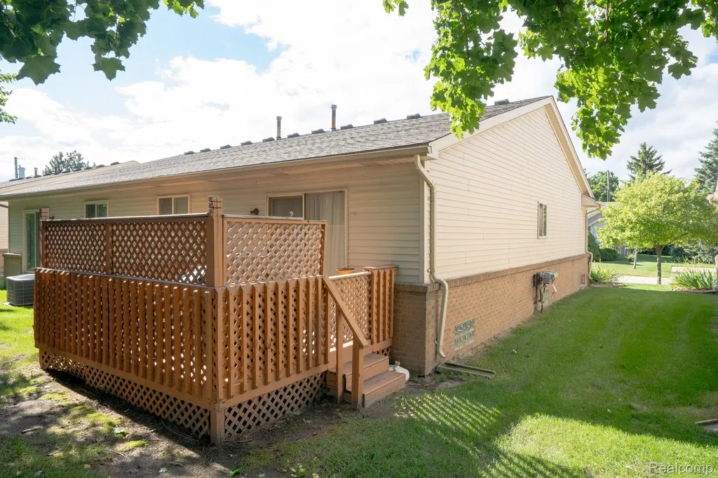 4044 Heatherwood Court Warren City MI 48092