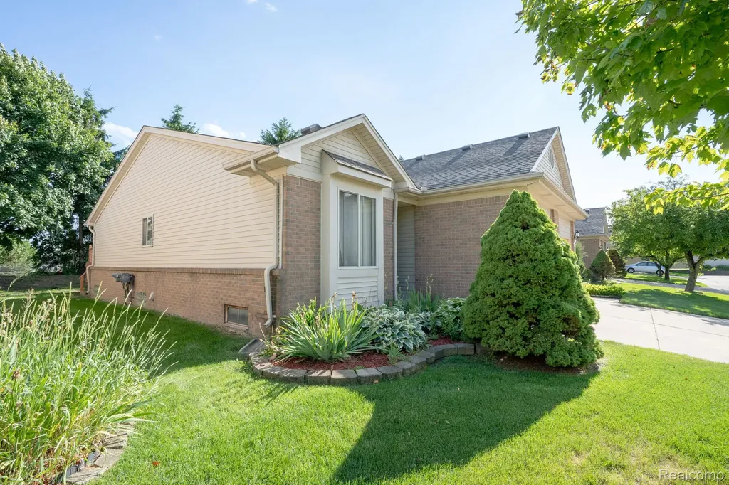 4044 Heatherwood Court Warren City MI 48092