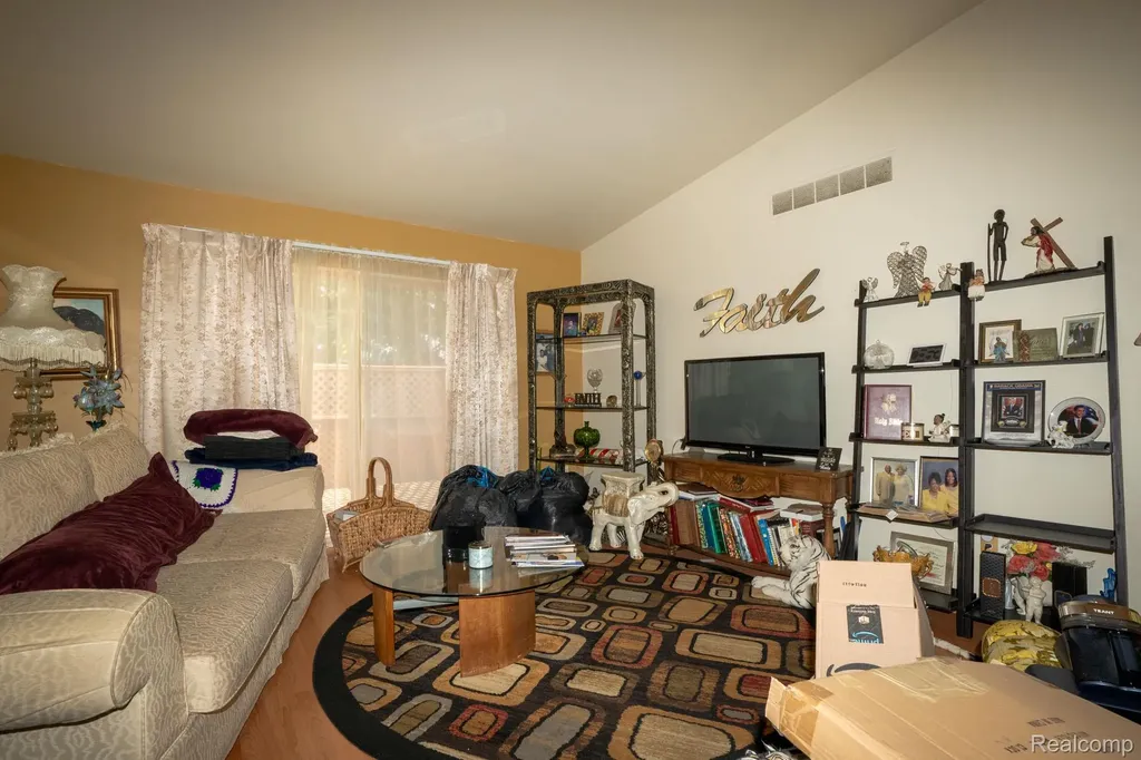 4044 Heatherwood Court Warren City MI 48092