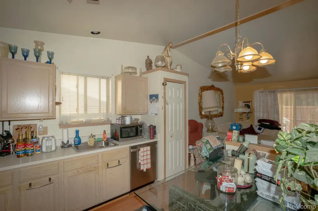4044 Heatherwood Court Warren City MI 48092