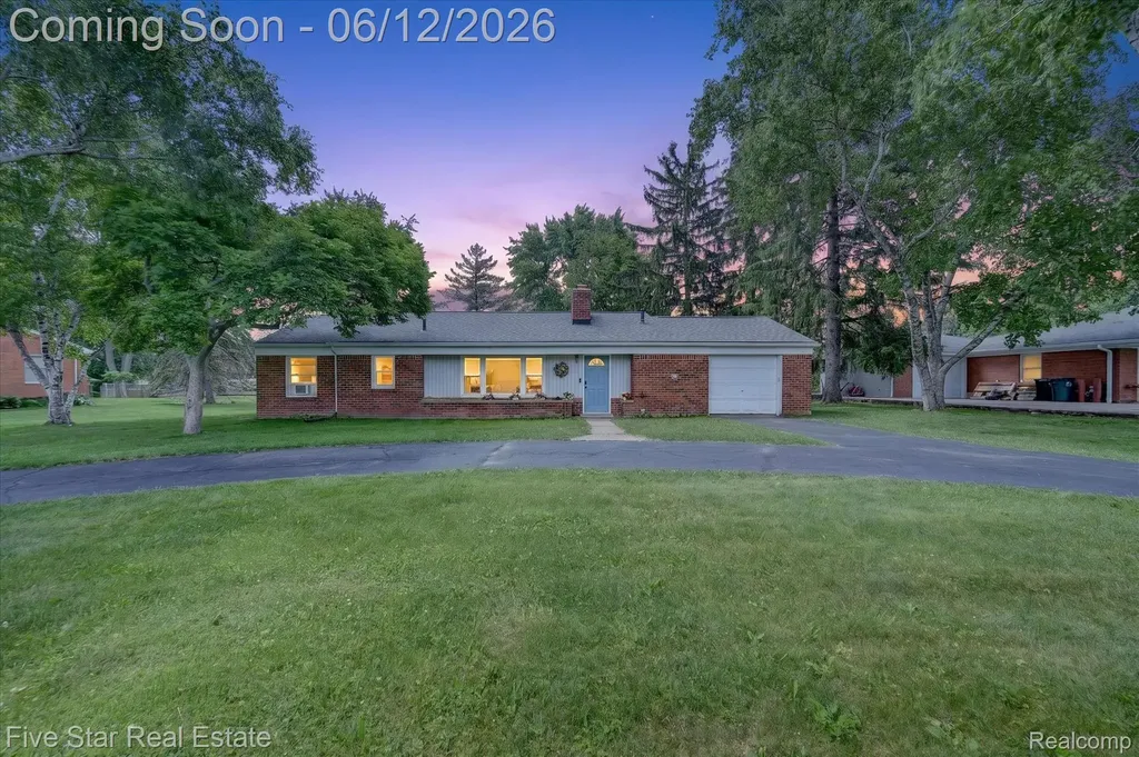 82 E Hurst Drive Troy City MI 48085