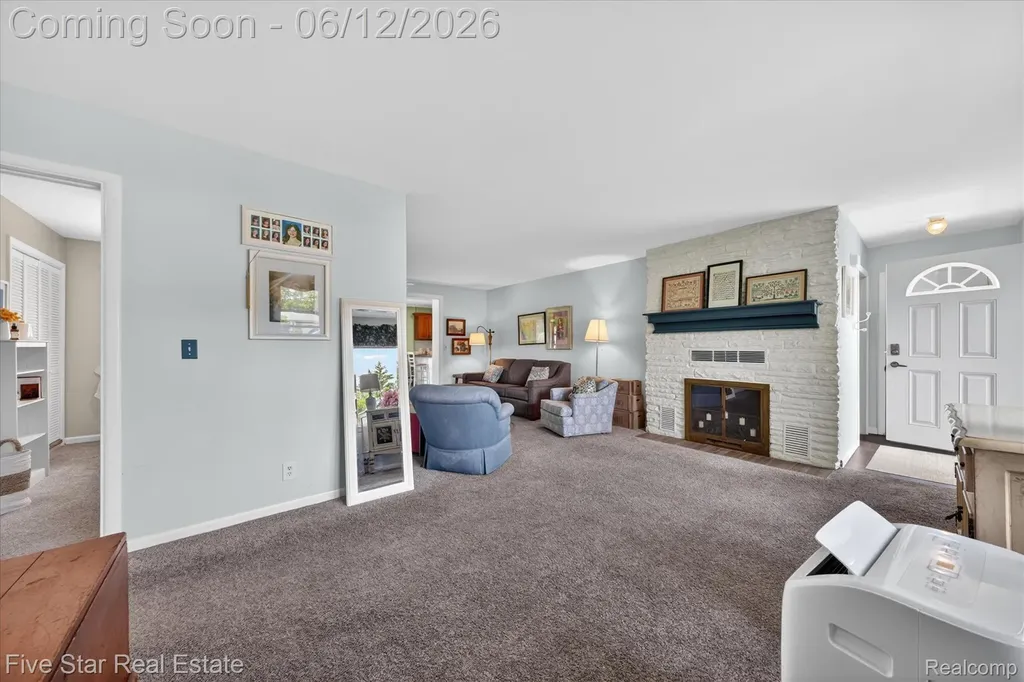 82 E Hurst Drive Troy City MI 48085