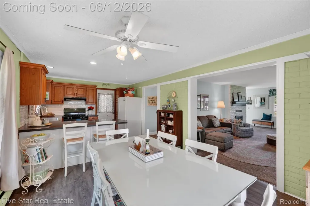 82 E Hurst Drive Troy City MI 48085