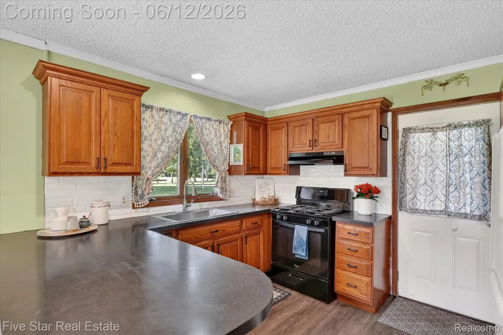 82 E Hurst Drive Troy City MI 48085