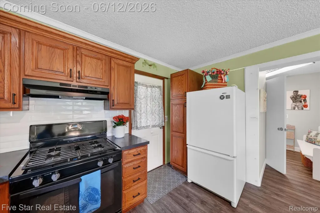 82 E Hurst Drive Troy City MI 48085