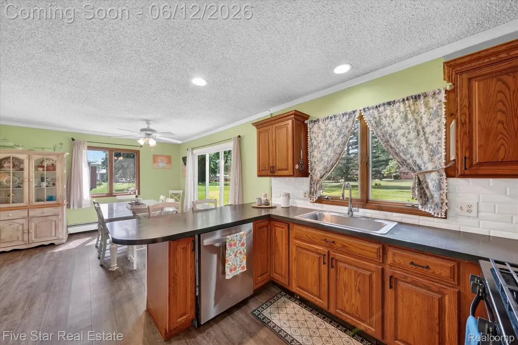 82 E Hurst Drive Troy City MI 48085