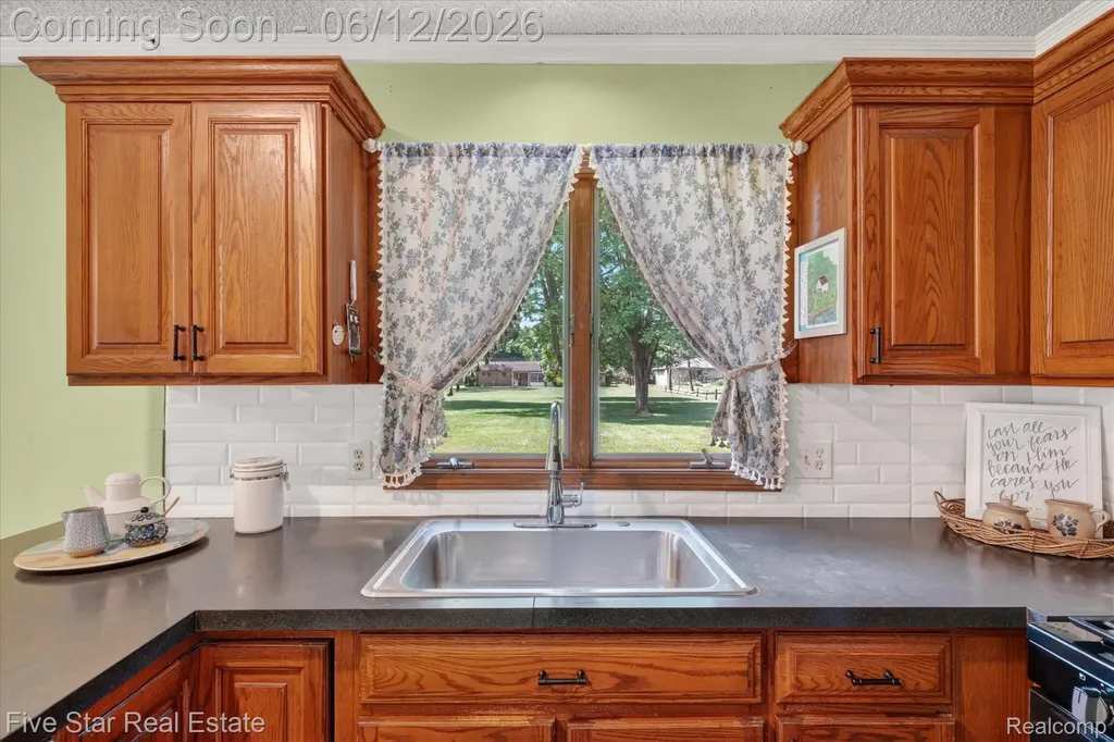 82 E Hurst Drive Troy City MI 48085