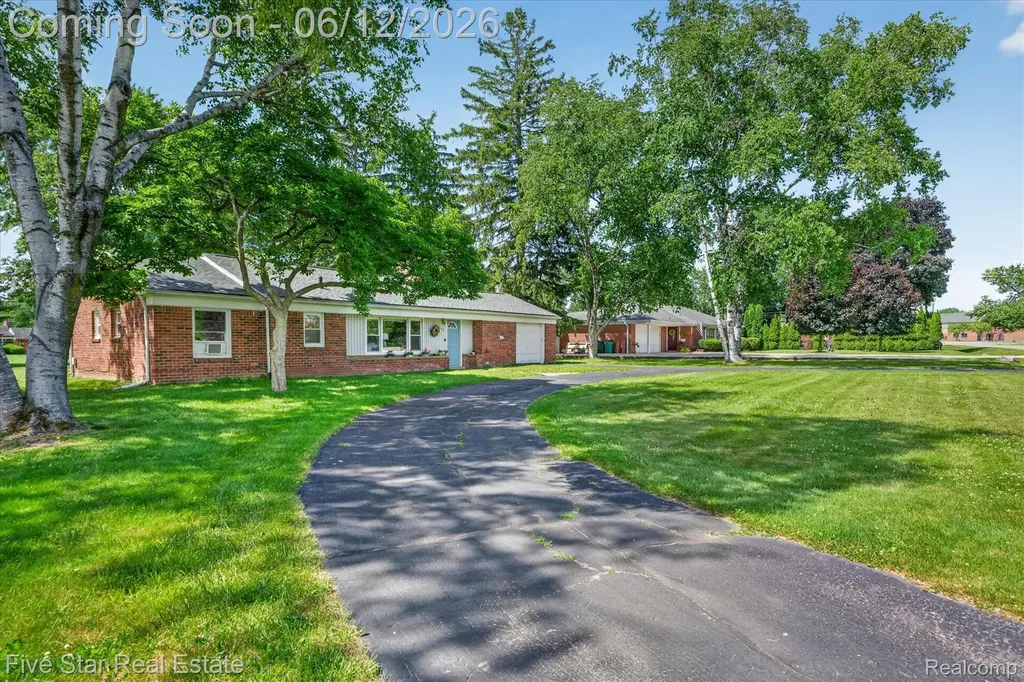 82 E Hurst Drive Troy City MI 48085