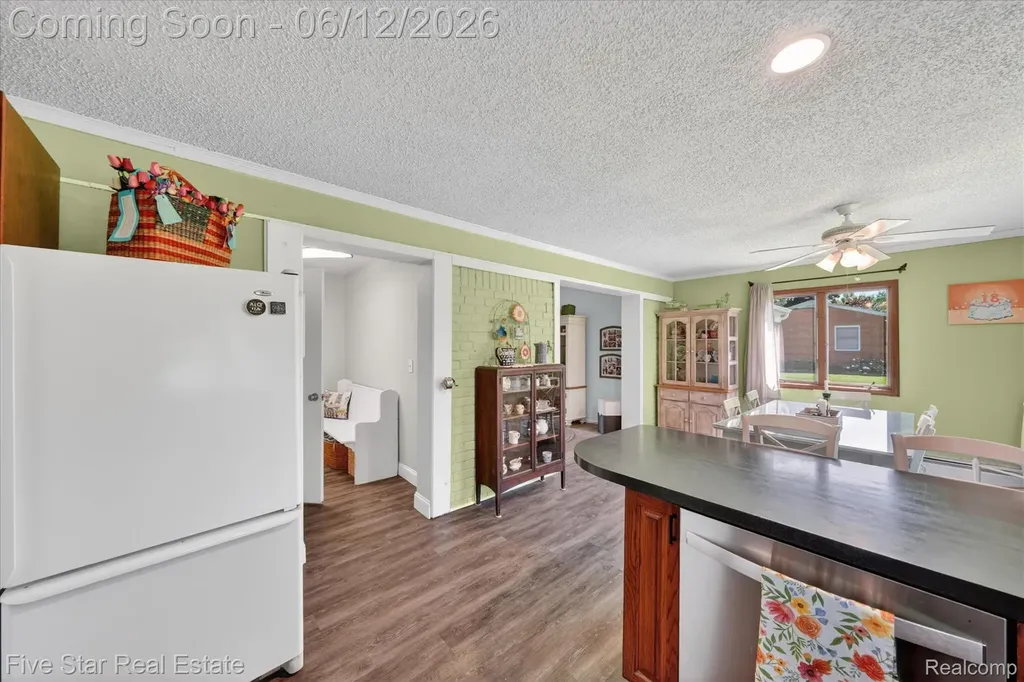 82 E Hurst Drive Troy City MI 48085