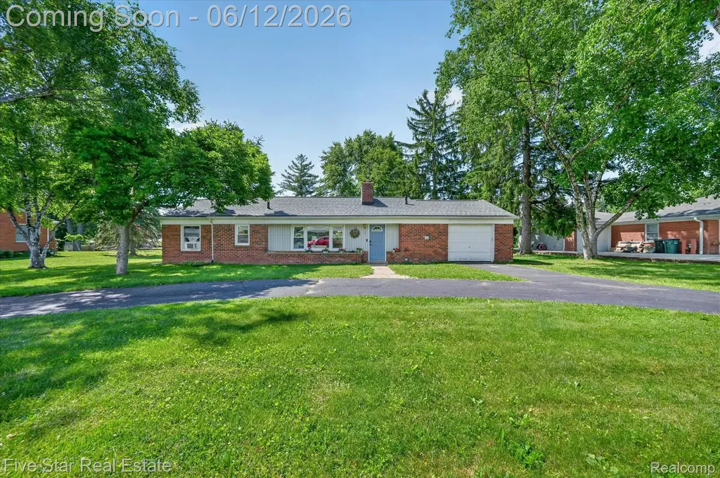 82 E Hurst Drive Troy City MI 48085