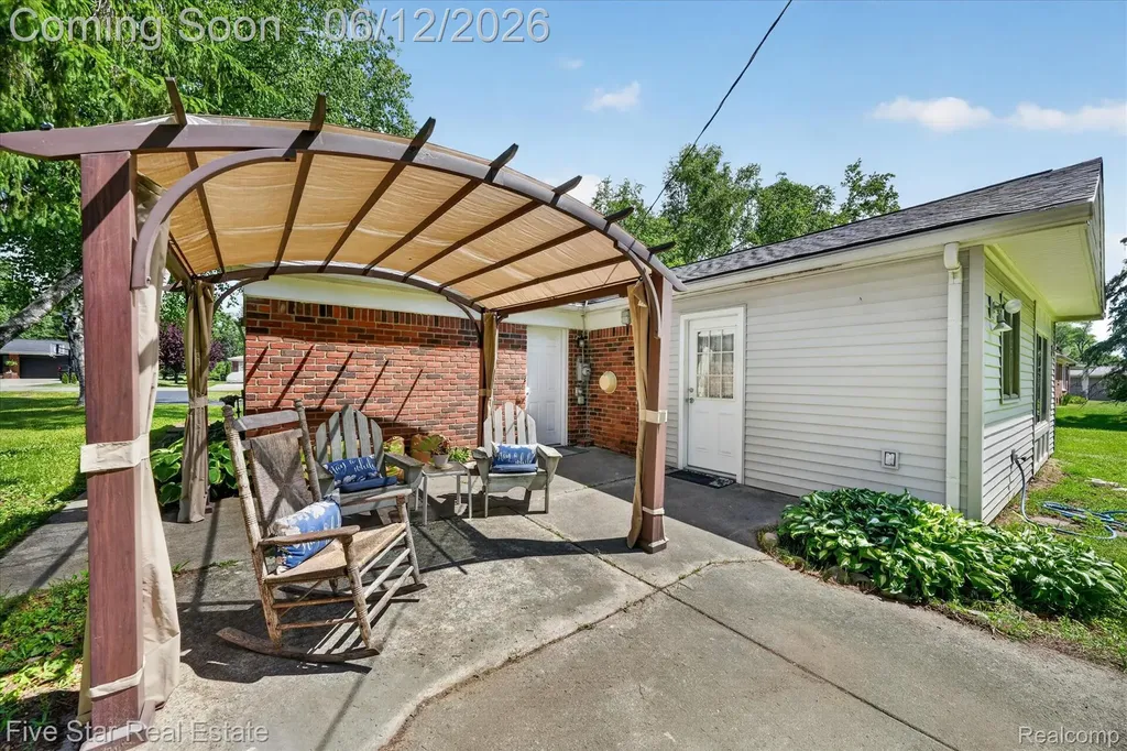 82 E Hurst Drive Troy City MI 48085