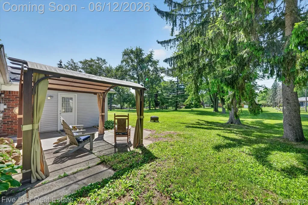 82 E Hurst Drive Troy City MI 48085