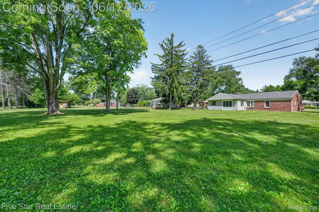 82 E Hurst Drive Troy City MI 48085