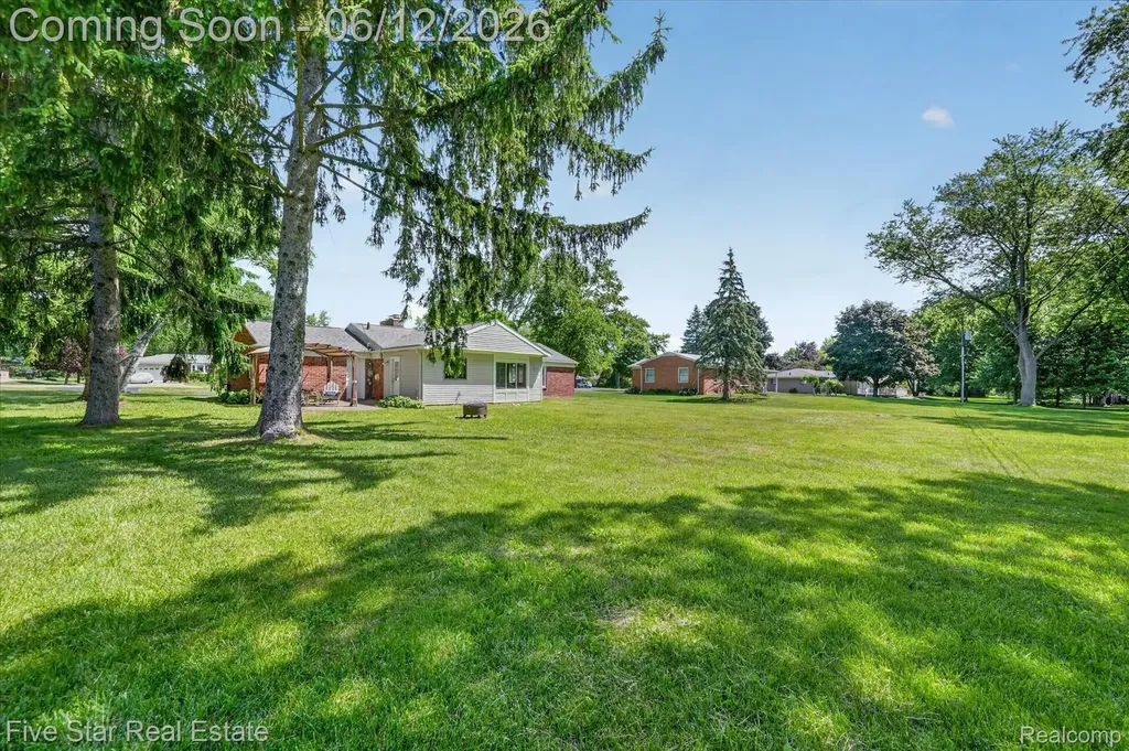 82 E Hurst Drive Troy City MI 48085