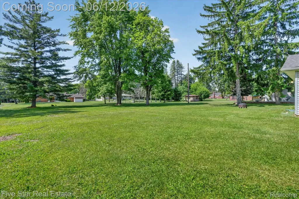 82 E Hurst Drive Troy City MI 48085