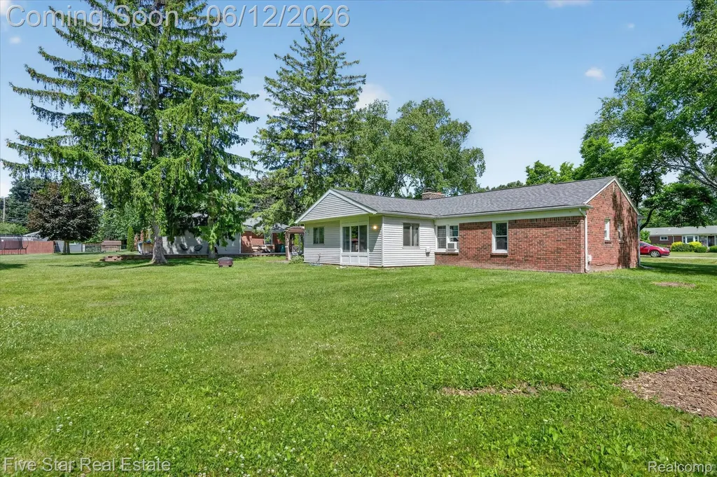 82 E Hurst Drive Troy City MI 48085