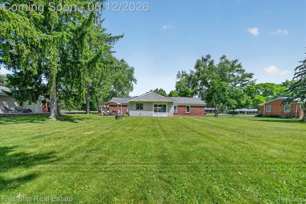 82 E Hurst Drive Troy City MI 48085