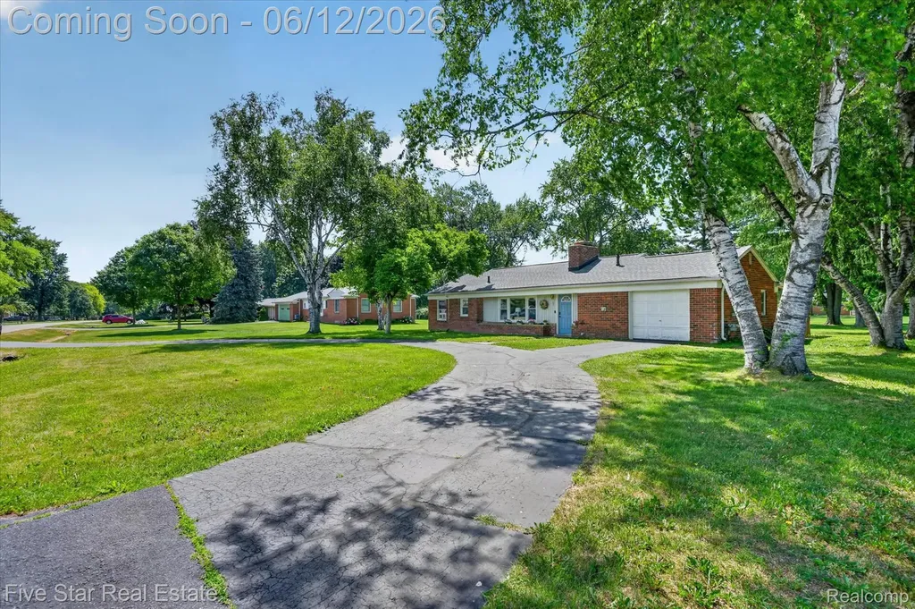 82 E Hurst Drive Troy City MI 48085
