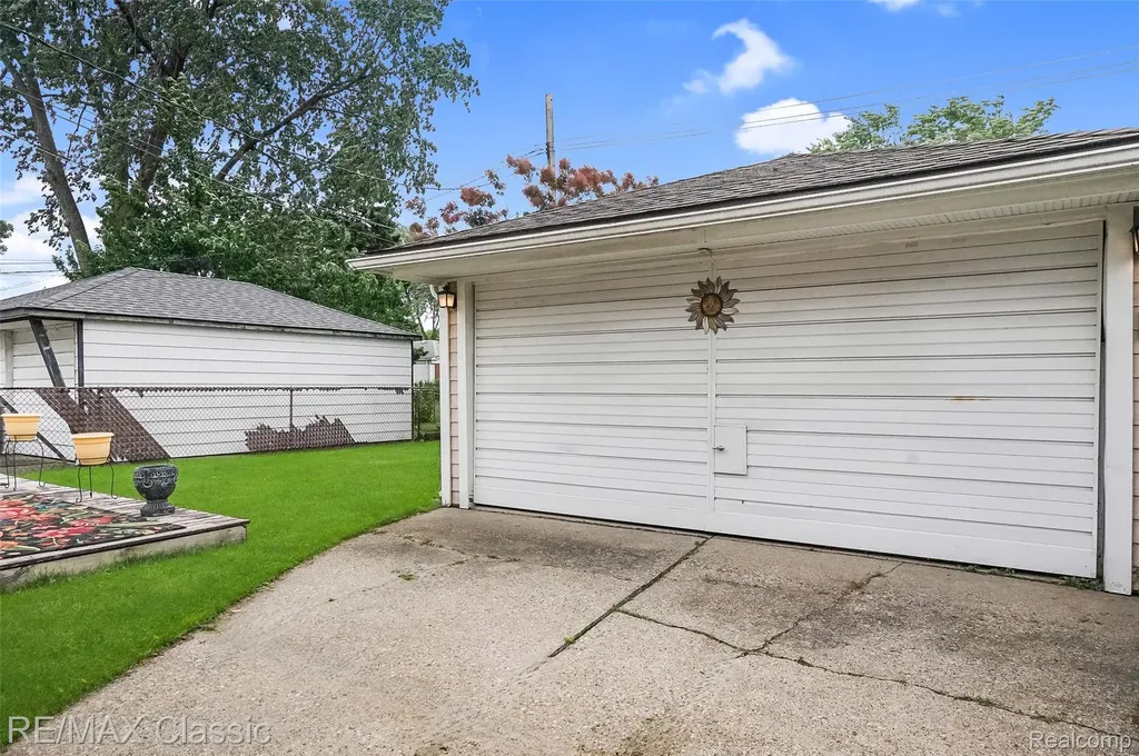 7218 Sterling Center Line City MI 48015
