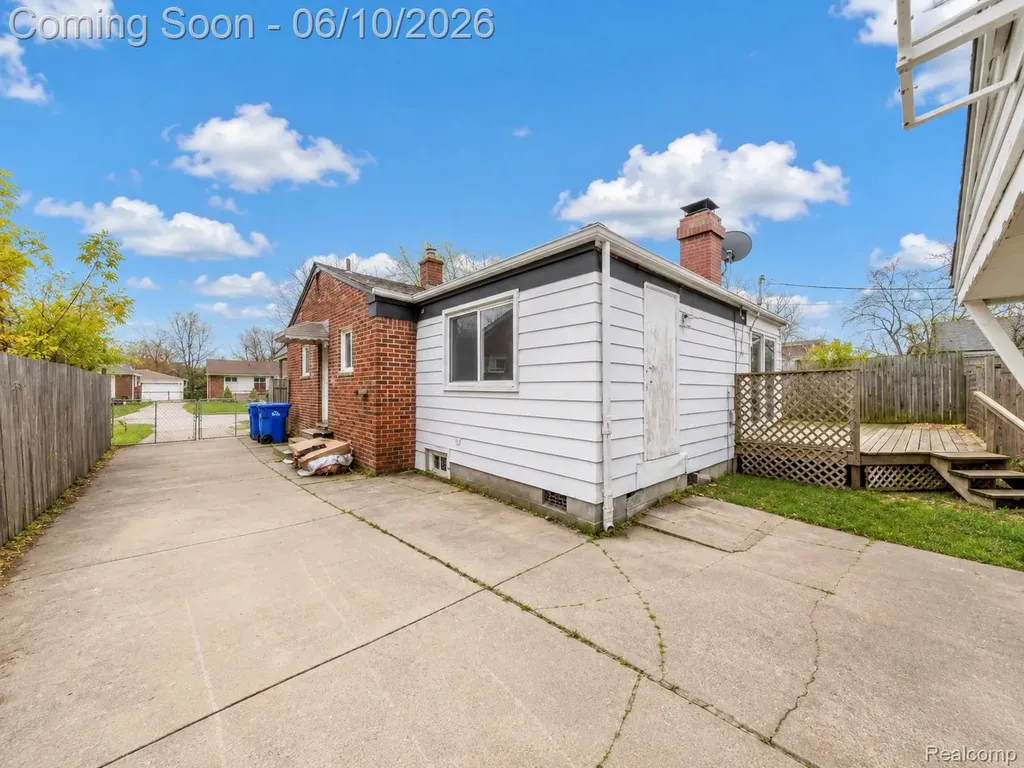 22111 Logue Avenue Warren City MI 48091