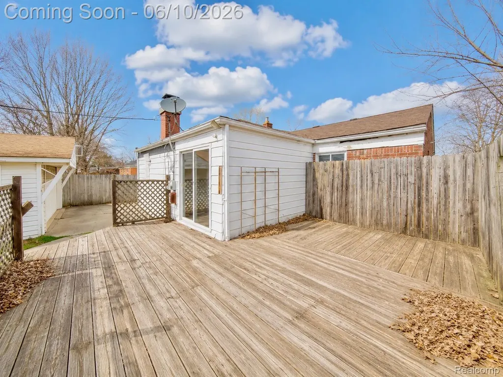 22111 Logue Avenue Warren City MI 48091