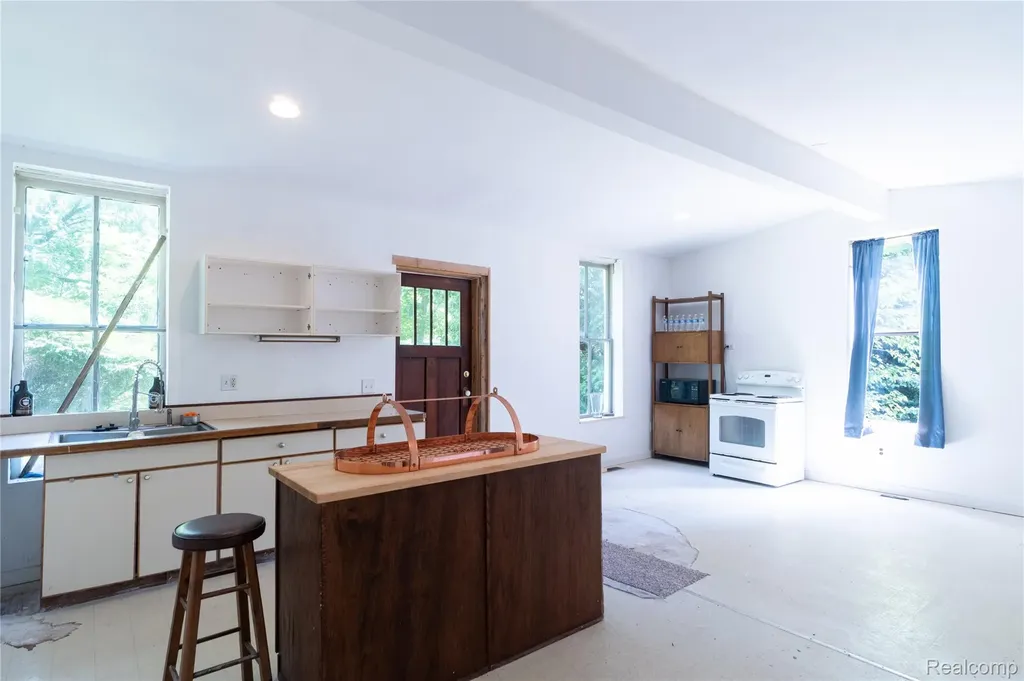 807 Baird Street Holly Village MI 48442